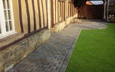 Allée piétone en grès indien