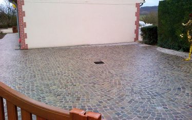 Cour en pavés gres 8/10 colorés, de remploi, pose en arceaux.