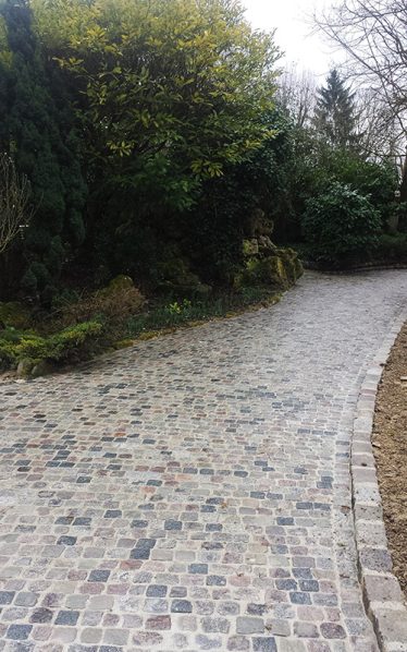 Allée en pavés granit de remploi , format 8 x 10 . Pose droite