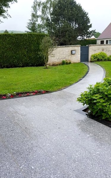 Terrasse en granit gris clair grand format